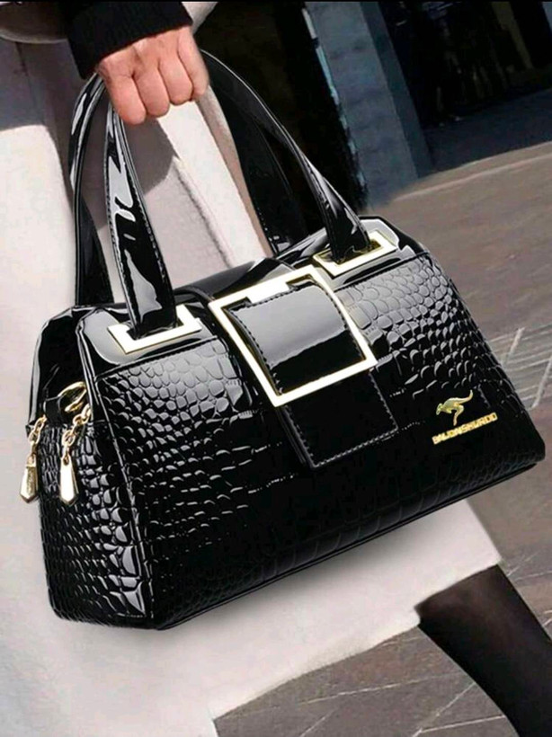 کیف دوشی و دستی زنانه بلونا (BELLONA)؛ مدل باگتی جادار با یراق طلایی